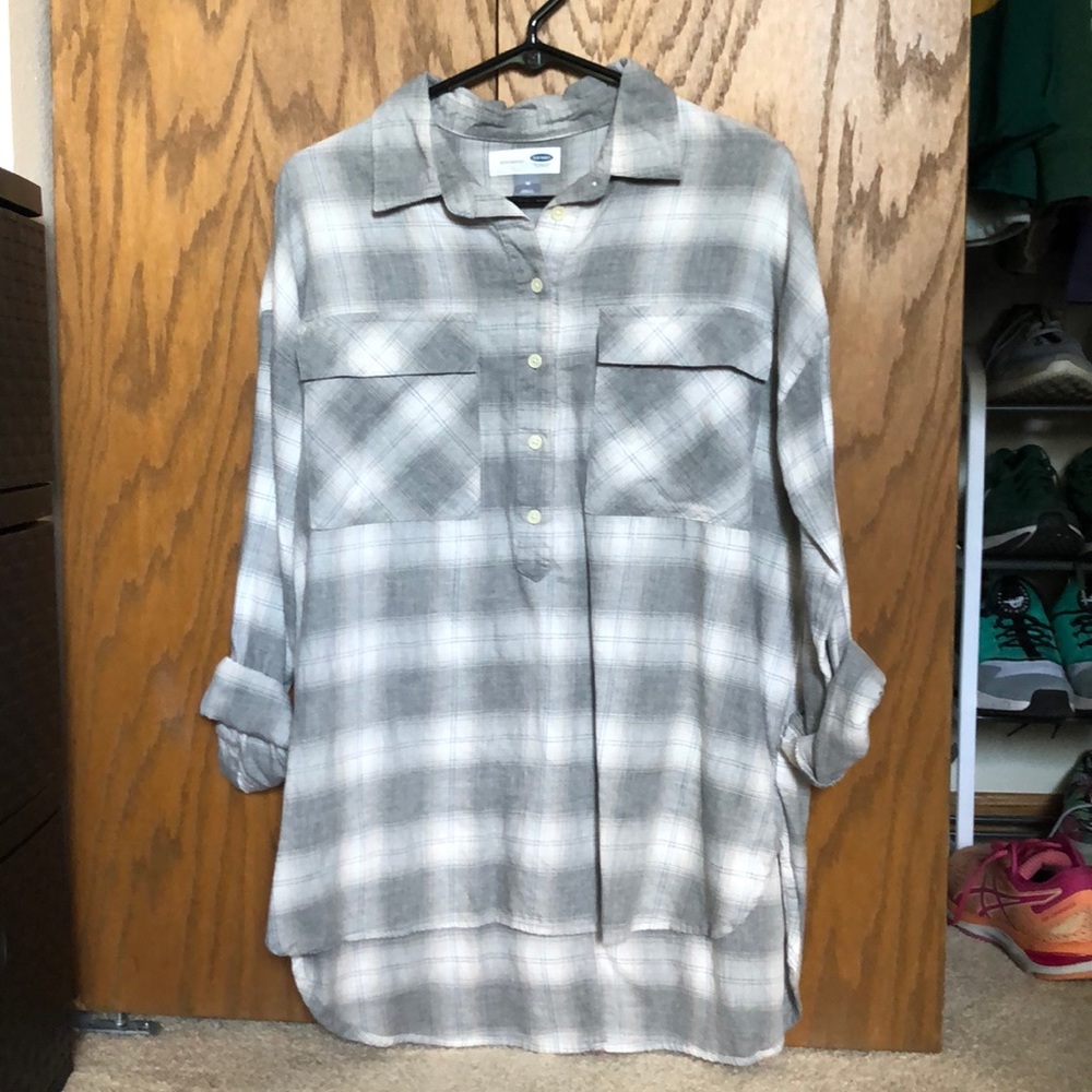 Gray/white plaid tunic shirt